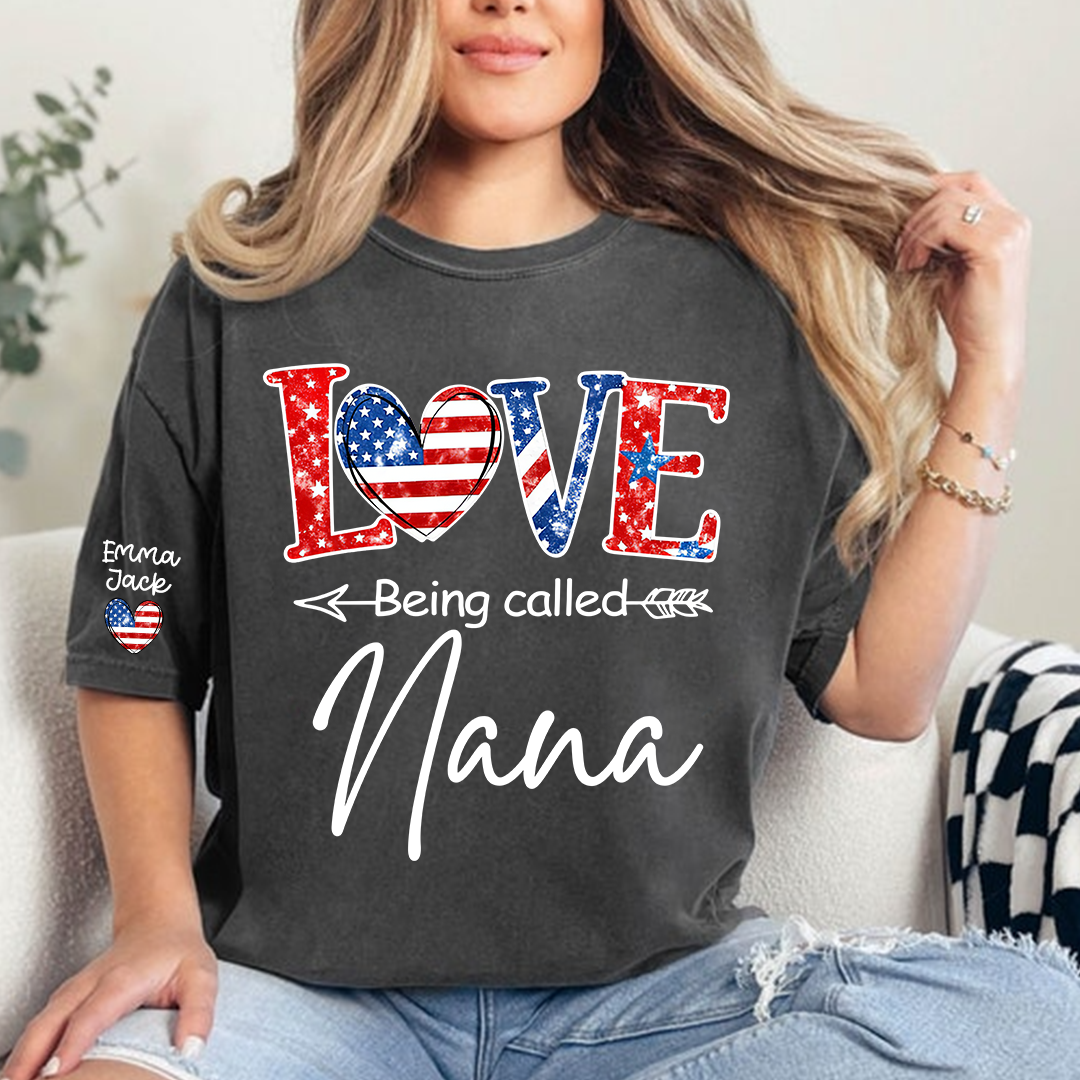 Love Being Called Nana T-Shirt – Personalized Patriotic Design with Custom Kids‘ Names on Sleeve, 4th of July Gift for Grandma