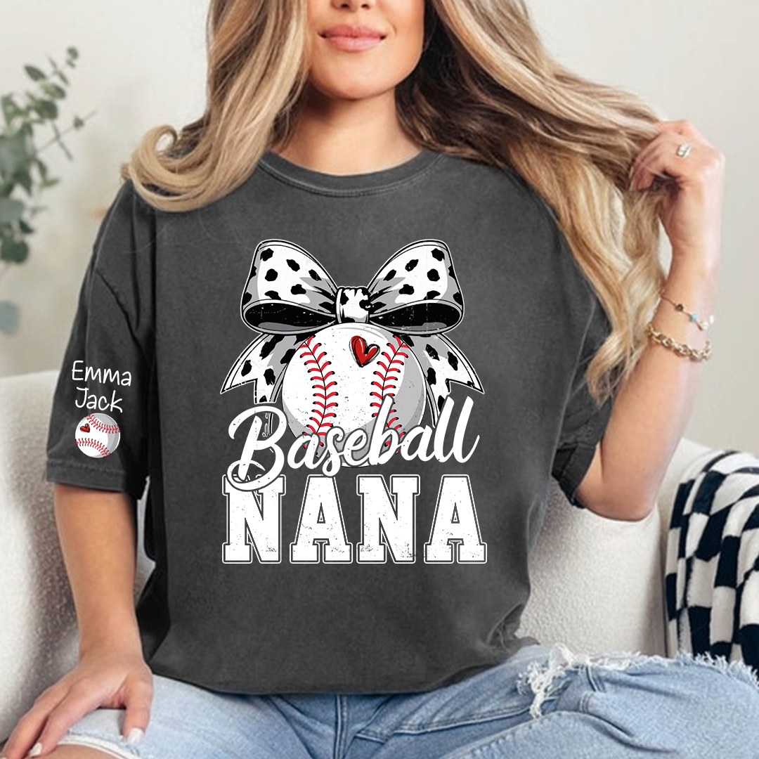 Proud Baseball Nana T-Shirt – Personalized Kids‘ Names Sports Graphic with Bow, Grandma Gift for Game Day