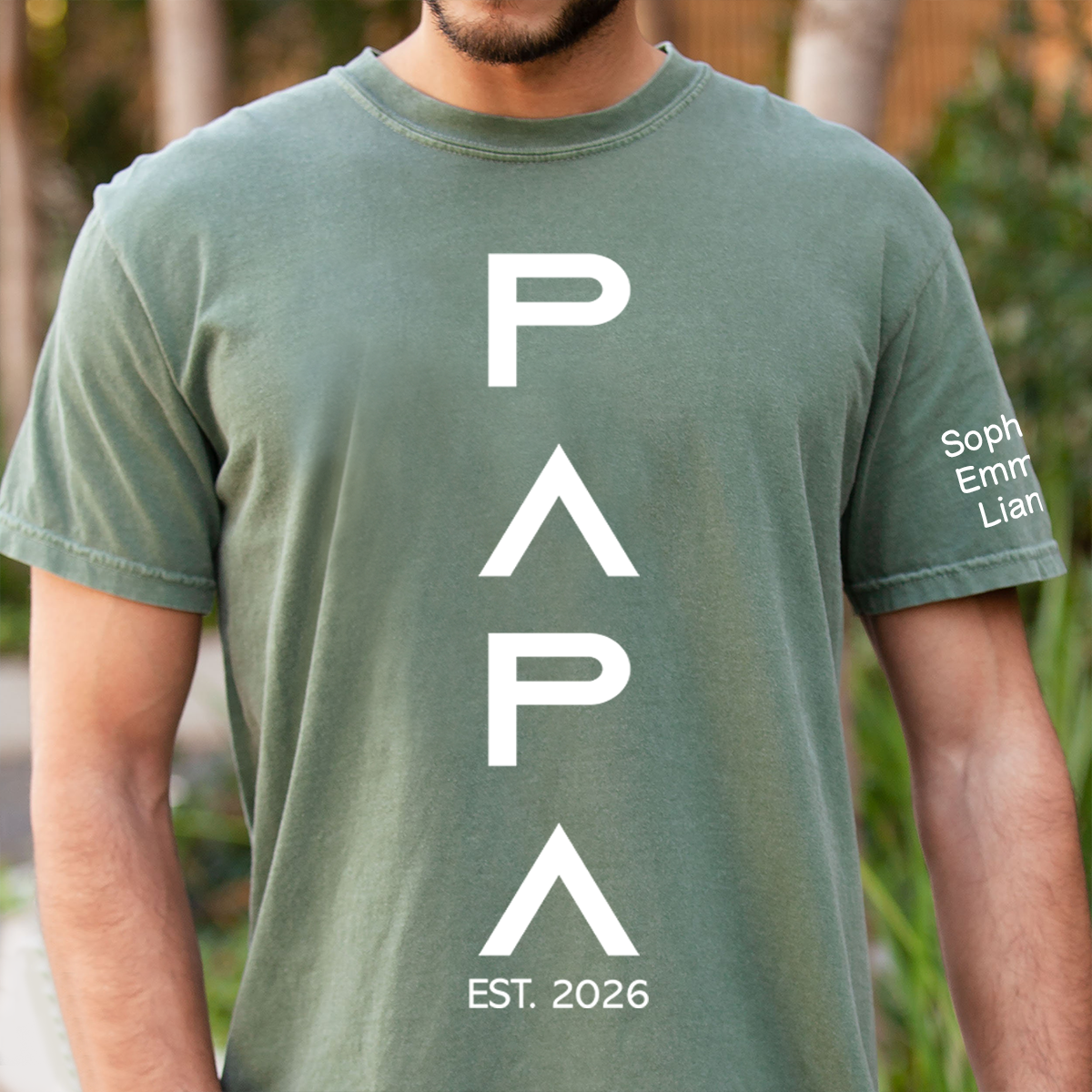 Personalized Papa Shirt with Kids’ Names on Sleeve – Minimalist Vertical Papa Design Tee, Custom Grandpa Family T-Shirt, Gift for Father‘s Day Birthday