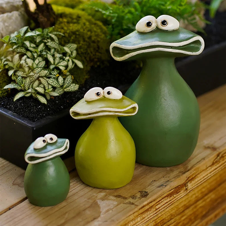 3 Sizes Cute Big Mouth Frog Family Resin Statues, Whimsical Frog Figurines for Garden, Terrarium, Desk & Shelf Decor, Lovely Family Ornament Gift