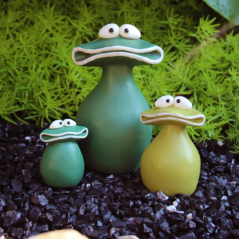 3 Sizes Cute Big Mouth Frog Family Resin Statues, Whimsical Frog Figurines for Garden, Terrarium, Desk & Shelf Decor, Lovely Family Ornament Gift